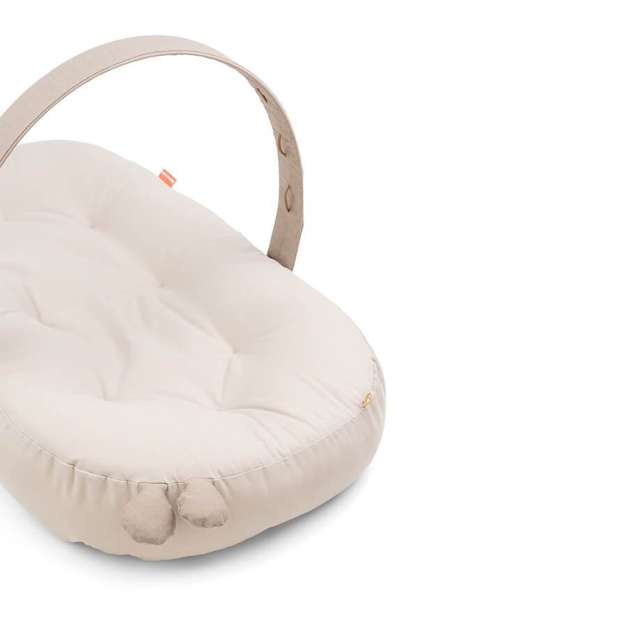 Cozy Lounger mit Aktivitätsbogen Raffi Sand